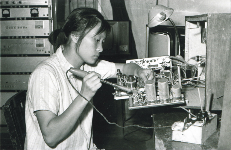 1970年，中國(guó)誕生第一臺(tái)彩色電視機(jī)，數(shù)年之后，長(zhǎng)虹才開始電視機(jī)的研制