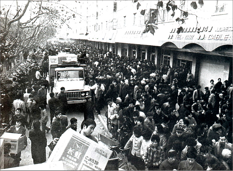 1989年，在彩電計(jì)劃調(diào)控的年代，長(zhǎng)虹彩電的降價(jià)引發(fā)搶購潮