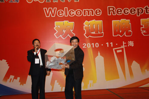 中國(guó)電子學(xué)會(huì)副理事長(zhǎng)兼秘書(shū)長(zhǎng)劉汝林先生抽取iPad大獎(jiǎng)