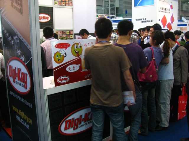 圖9 Digi-Key場(chǎng)面火爆因素之&mdash;&mdash;免費(fèi)的飲料和禮品發(fā)放