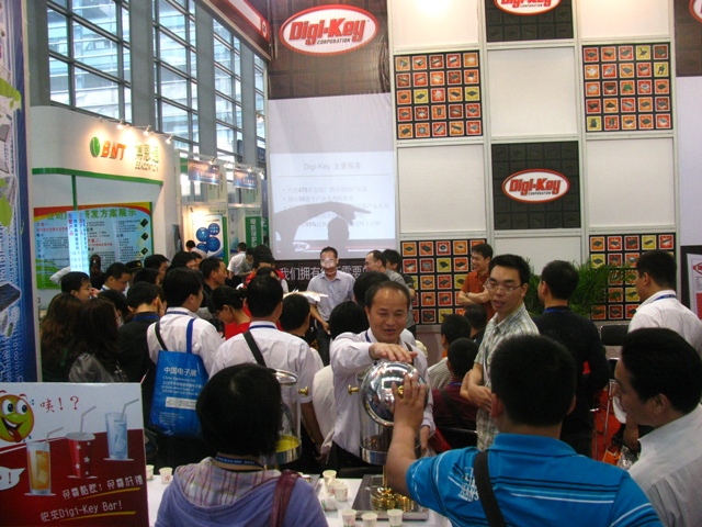 圖10 Digi-Key場(chǎng)面火爆因素之&mdash;&mdash;免費(fèi)的飲料發(fā)放