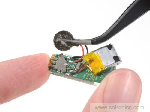 拿下電池，電池還沒有指甲蓋大，5-7天的電量