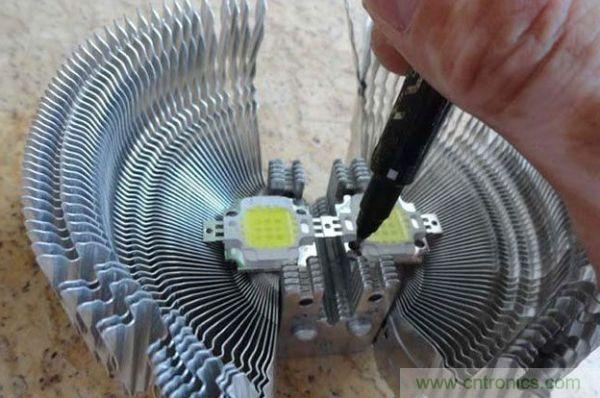 變廢為寶！風(fēng)扇散熱器變身山寨LED燈