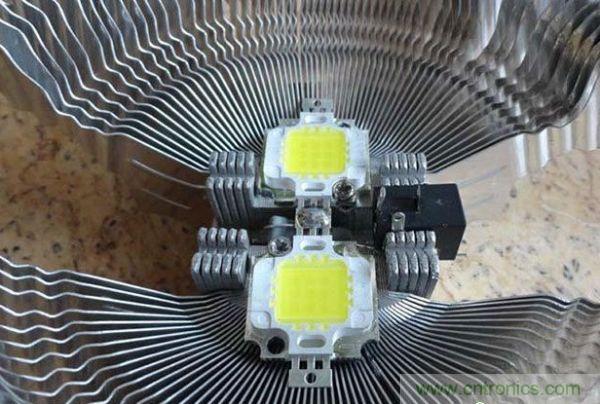 變廢為寶！風(fēng)扇散熱器變身山寨LED燈