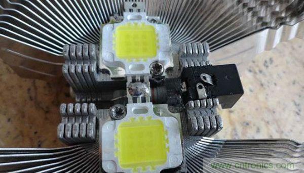 變廢為寶！風(fēng)扇散熱器變身山寨LED燈