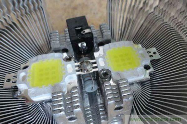 變廢為寶！風(fēng)扇散熱器變身山寨LED燈