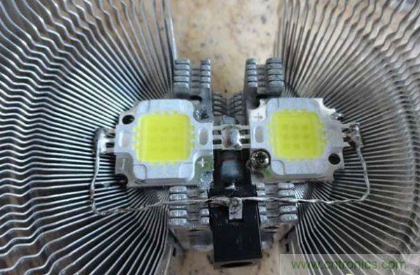 變廢為寶！風(fēng)扇散熱器變身山寨LED燈