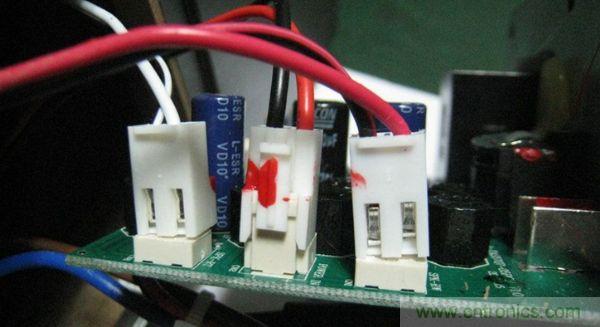 左邊是連接高音，中間是電源，右邊是低音連接