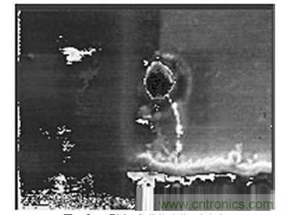 受ESD影響，氧化物沖進一個小孔