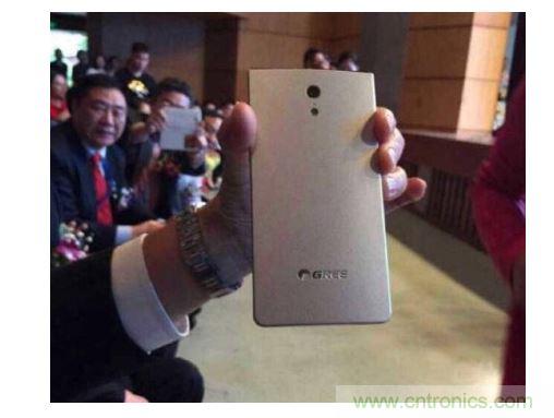 【導讀】在兩會期間，格力董事長董明珠對手機制造曾有過較為明顯的表態(tài)，她表示如果格力做手機，那么用戶在3年之內(nèi)是不用進行更換的。然而就在不久之后，她又爆出了一條更為令人震驚的消息，格力手機已經(jīng)做出實體機了。  曝光的格力手機  格力手機的首秀出現(xiàn)在中山大學博學大講堂。董明珠今日參加中山大學博學大講堂上做&ldquo;傳統(tǒng)企業(yè)的突圍成長&rdquo;演講。演講中，董明珠話鋒一轉(zhuǎn)，談到了格力手機。&ldquo;我們也很意外&rdquo;，董明珠陪同人員表示，&ldquo;董總突然叫她的秘書拿手機過來，然后跟大家說&lsquo;透露一下格力的手機已經(jīng)出來了，我也已經(jīng)用了&rsquo;。&rdquo;  按照內(nèi)部規(guī)劃，今年格力可能會將手機推向市場，但具體的正式發(fā)布時間尚未確定。在北京參加兩會期間，董明珠曾到奇虎360公司參觀，引發(fā)外界關(guān)于格力與360合作的大猜想。格力手機是代工還是自己造?售價多少?會否搭載格力智能家居系統(tǒng)?這一切都還沒有答案。格力集團市場部相關(guān)負責人表示，如果有消息會通過公司公告披露。  格力為什么做手機？外界最普遍的猜測是為布局智能家居。目前手機成為了公認的智能家居入口，很多智能家居的遠程遙控都通過手機來實現(xiàn)，再者，董明珠做事喜歡掌控大局，所以這個猜測很有可能是正確的。那么，可以肯定的是格力未來要做的智能家居，必然不是單一的硬件產(chǎn)品，而是一整套家居生態(tài)系統(tǒng)。