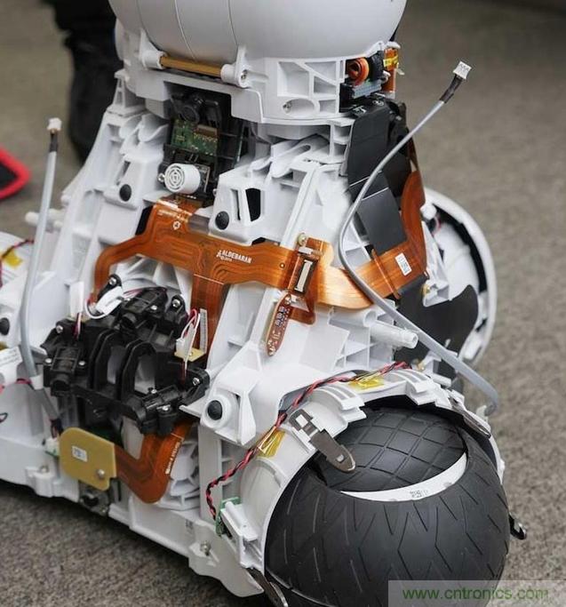 拆解筆記本不過癮，那就來拆拆日本情感機器人吧！