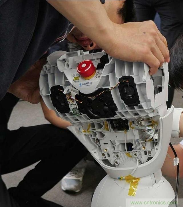 拆解筆記本不過癮，那就來拆拆日本情感機器人吧！