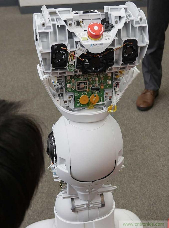 拆解筆記本不過癮，那就來拆拆日本情感機器人吧！