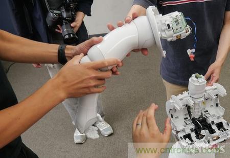 拆解筆記本不過癮，那就來拆拆日本情感機器人吧！