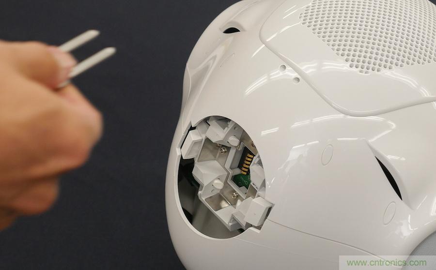 拆解筆記本不過癮，那就來拆拆日本情感機器人吧！