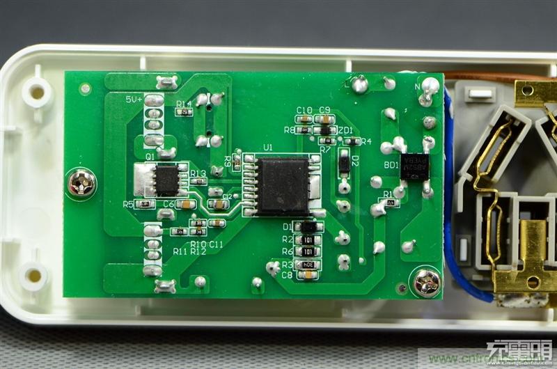 航嘉智能插線板拆解評測：看老牌機(jī)電如何&rdquo;秒殺&ldquo;后起之秀