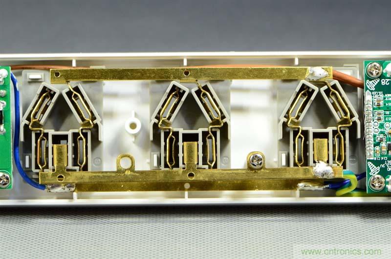 航嘉智能插線板拆解評測：看老牌機(jī)電如何&rdquo;秒殺&ldquo;后起之秀