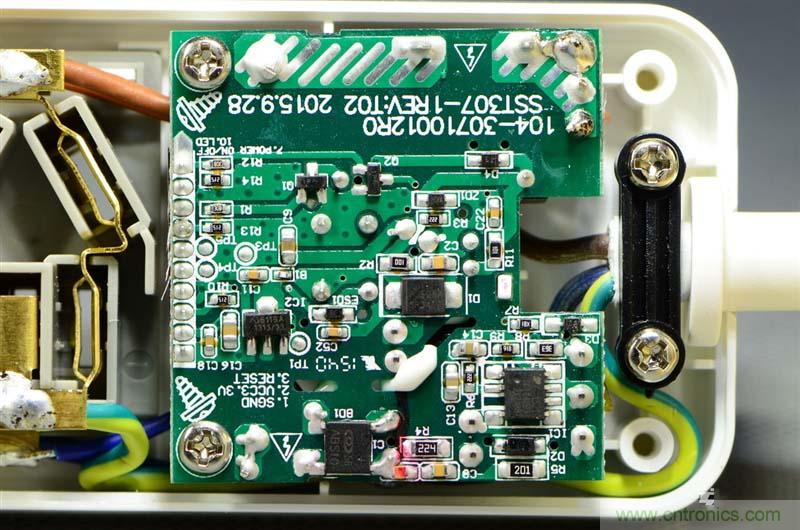 航嘉智能插線板拆解評測：看老牌機(jī)電如何&rdquo;秒殺&ldquo;后起之秀