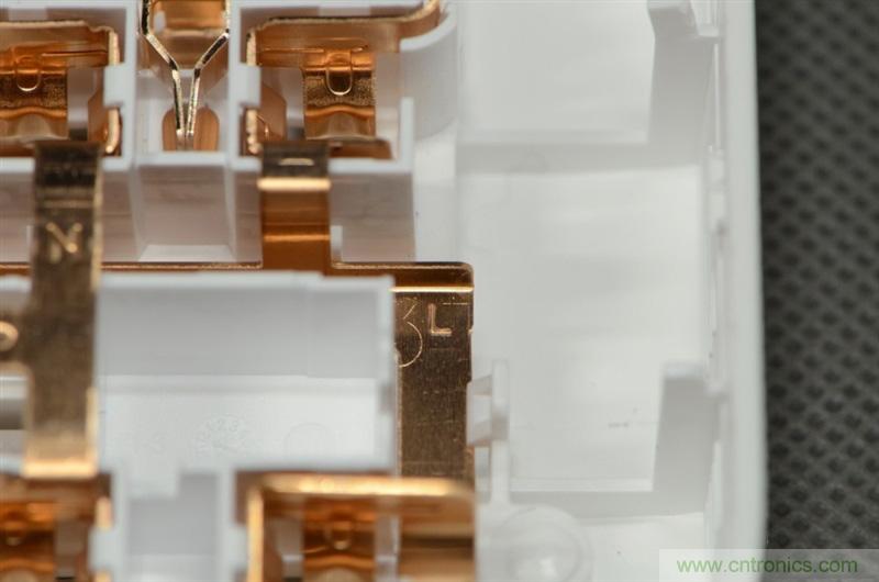 做工怒贊 神秘芯片！小米智能插線板拆解、評測