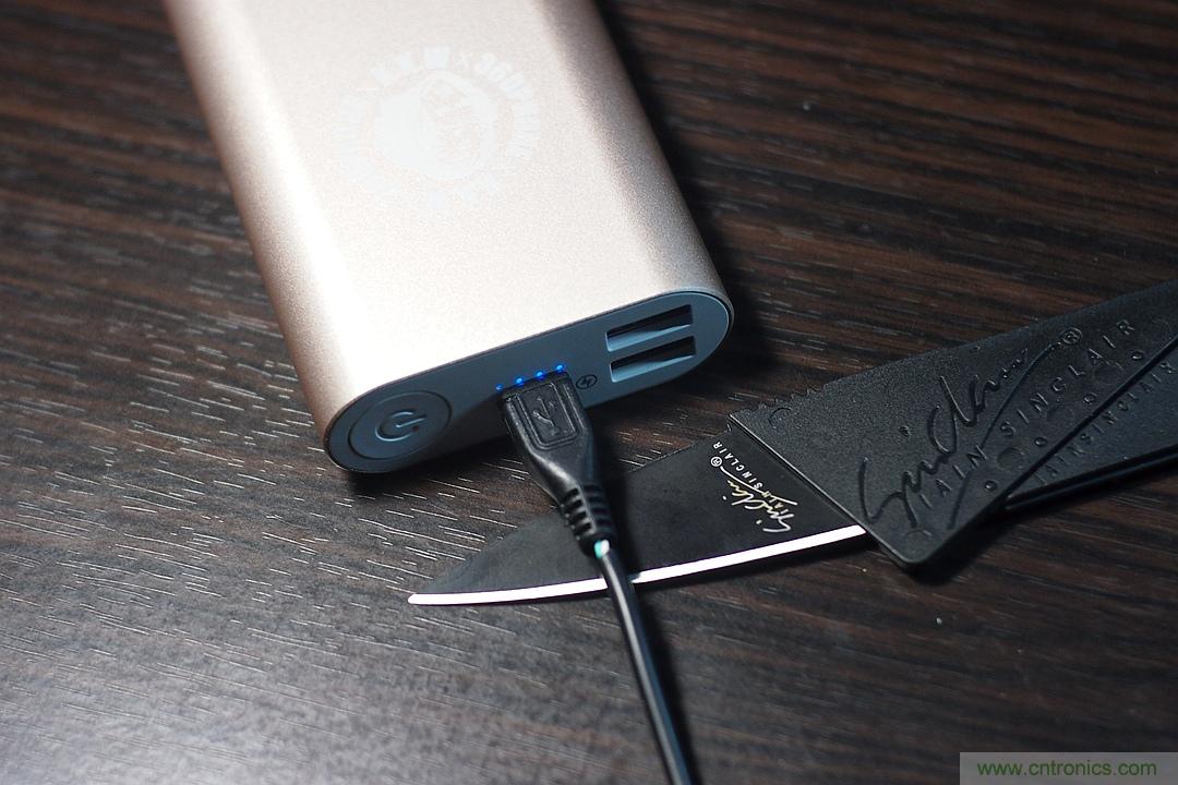 移動電源也玩雙引擎？快到你想象不到