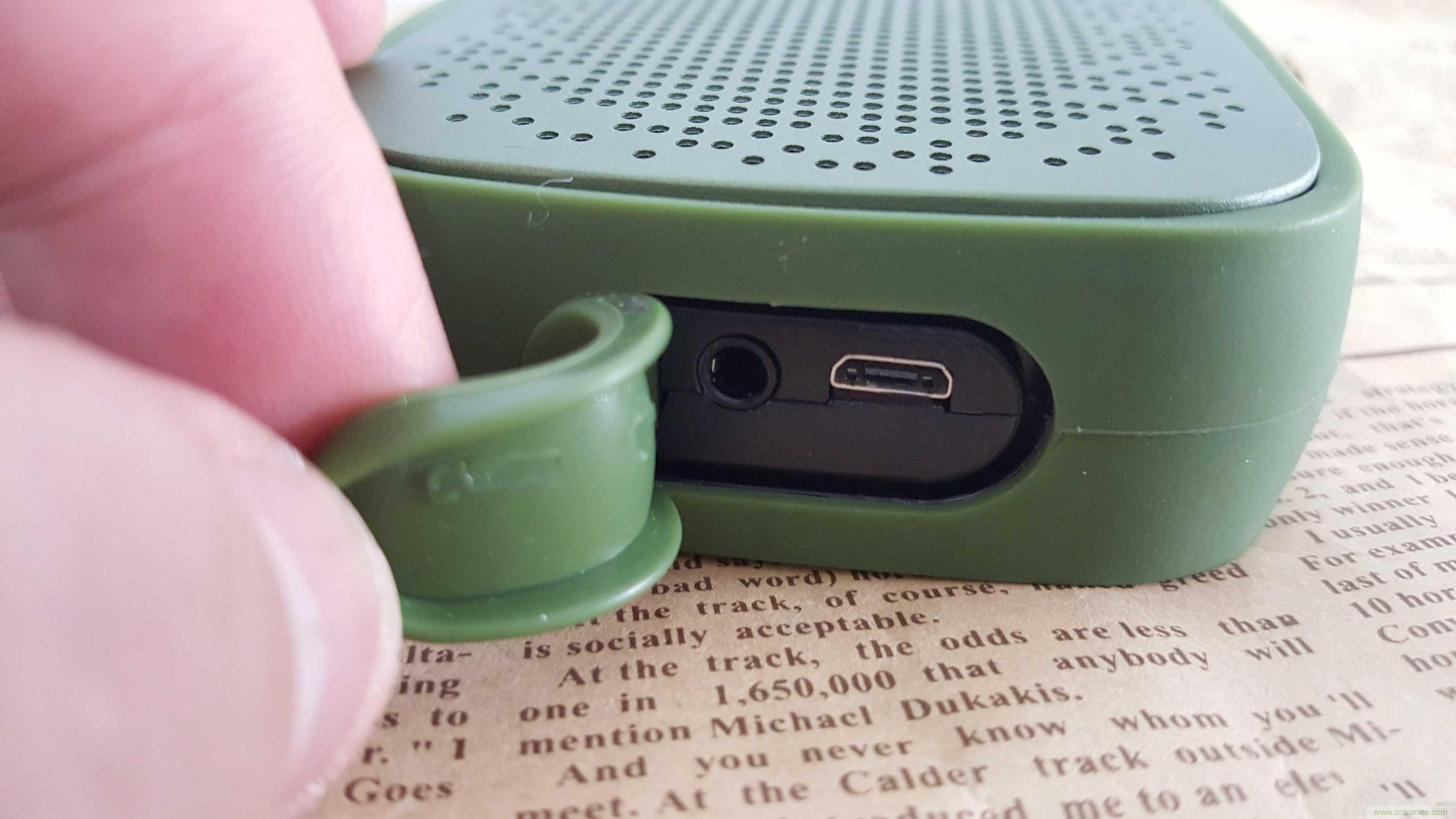 搞怪&ldquo;美人魚&rdquo;盡享靈克藍(lán)牙音箱的天籟之音！