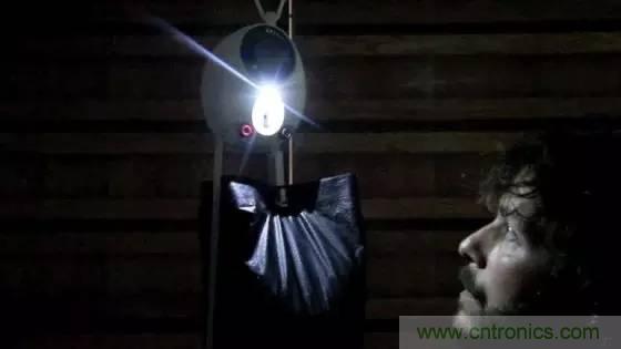 單靠重力就能工作的燈，將為15億人帶來光明