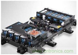 【導讀】電池管理系統(tǒng)（BMS）作為實時監(jiān)控、自動均衡、智能充放電的電子部件，起到保障安全、延長壽命、估算剩余電量等重要功能，通過一系列的管理和控制，保障電動汽車的正常運行。   據(jù)相關統(tǒng)計，2013年全球電池管理系統(tǒng)市場產值成長逾10%，2014年至2016年成長幅度將大幅躍升至25-35%。到2020年前，電動汽車將保持約15%~30%的年復合增長率，除了純電動汽車、插電式混合動力汽車和混合動力汽車的數(shù)量增長之外，新型的48V輕度混合動力系統(tǒng)也將顯著促進增長。鑒于此，電子發(fā)燒友采訪了美國力特公司（Littelfuse）中國區(qū)銷售總監(jiān)查勇。  針對當前市場，力特公司中國區(qū)銷售總監(jiān)查勇談到，當前基于低或零排放而改善空氣質量的需求，對汽車提出更高的效率要求，隨著整個汽車中電負載的增加（如汽車動力的提升、多媒體用電等），要求高電壓供電以及更強大的供電系統(tǒng)。  目前電動汽車/混合動力汽車架構主要有四類：一是HEV（Hybrid），油、電混合動力，電池靠發(fā)動機充電；二是PEV（Plug-in），油、電混合，電池需外部充電；三是BEV（ Battery Electric Vehicle），純電池供電；四是化學燃料電池供電。查勇表示，當前油、電混合動力汽車占有的市場比例比較大，后期會慢慢往純電動轉型。   那么，鋰離子電池有哪些優(yōu)勢？  我們知道，電動汽車的供電系統(tǒng)是由若干個鋰離子電池組成的。   鋰電池組是由一個個電池單元組成，每一個電池組大約有500~7000個單元，這對電池的管理與控制提出了更高的要求。   鋰電池技術將是任何類型電動汽車的基礎。查勇表示，目前還在不斷改進之中，未來將提供所需的最佳成本及功能性，對于成本在未來幾年里預計將降低四分之一到三分之一，而能量密度具有相同的增長幅度。在上圖中，鉛酸電池、鎳氫電池、鋰離子電池的比較表，可以看到鋰離子電池在功率密度和充電循環(huán)壽命上的優(yōu)勢是其它無法替代的。    鋰電池系統(tǒng)存在哪些技術瓶頸？   對于鋰離子電池技術方面，還有很多地方需要進一步完善，查勇談到主要有三點：  其一，充放電狀態(tài)。當充放電狀態(tài)在一定范圍內時電池才能安全可靠地運行，高放電和過充電會降低鋰離子電池的效率和壽命，理想的荷電狀態(tài)為最大充電量的20%至90%左右；  其二，安全電池工作電壓。保持電池電壓在最低2 V和最高4.2 V之間，過高的電池電壓會導致過多的電流流動，在最壞的情況下，短路會破壞電池；  其三，熱管理。溫度控制尤為重要，因為過高的溫度可能會在負極過程中導致一種聯(lián)鎖反應，從而導致因可能的電極短路以及可燃氣體從有機溶劑（電解液）中除氣而發(fā)生危險情況。  要使電池工作在可靠和安全的狀態(tài)，就必須管理電池的充、放電狀態(tài)，及監(jiān)管電池的安全工作電壓，目前大多采用的是主動均衡和被動均衡技術。查勇補充到，對于保護器件保險絲而言，小體積，高電壓仍是一個技術難點。  安全性方面該如何把控？  鋰離子電池需要通過電池管理系統(tǒng)進行仔細監(jiān)測和調節(jié)，對電池管理系統(tǒng)本身進行保護是保證這一重要的系統(tǒng)在所有情況下（組裝、保養(yǎng)、正常操作）安全可靠。    在短路情況下，會在電力線上引起強大的電流。查勇表示，針對這樣的情況，推薦使用具有較高分斷能力的保險絲的合適的熔斷技術，如力特公司的0HEV系列。電池管理系統(tǒng)通常通過高阻抗感應線連接，因此短路電流會顯著降低，允許使用電子保險絲，電當然壓高低要求取決于電池結構。   針對電池保護，力特保險絲和TVS二極管保護具有很大的優(yōu)勢：   1） 作為全球保護器件的領導者，力特提供全系列的保護器件，包括Fuse、PPTC TVS Diode、TVS Diode Array，同時提供不同的保護方案；  2） 所有器件滿足AEC-Q101和AEC-Q200汽車認證；  3） LAB 能針對客戶提供多樣的測試需求。   查勇指出，隨著越來越多的汽車應用（如電池傳感器線路保護）依賴電子保險絲，在目前汽車中使用的電子保險絲沒有定義官方標準的情況下，力特根據(jù) AEC-Q200 準則制定了一項測試計劃，對保險絲在汽車應用的適用性和可靠性進行測試，這項測試計劃包含18項測試，例如1000小時高溫高濕測試、1000循環(huán)溫度沖擊測試、特殊機械沖擊及振動測試等，所用的樣本量也有更加嚴格的要求。&ldquo;只是一次測試做到了還不夠，如何保證每批貨都通過這個測試？整個質量控制體系才能保證高品質的一致性和持續(xù)性，這是某些廠商所不具備的，需要特別注意。&rdquo;   另外，力特不斷在汽車應用電子保險絲的合格范圍內提供更多的產品。對于直流濾波電容和IGBT的保護，過去使用的是齊納二極管，但是它們無法提供與 TVS 二極管相同的優(yōu)勢，如快速響應、更高的浪涌能力和更高的可靠性。   比如，車載充電器通過CAN 總線與其他系統(tǒng)進行通信，在密集的汽車環(huán)境中，CAN 線路會遭受ESD或其他汽車系統(tǒng)通過耦合或傳導而引起的其他瞬變所導致的過電壓應力。對此，查勇表示，針對CAN總線開發(fā)出了專用的保護器件，SM24CANA和SM24CANB. 其不僅具有ESD能力，還有一定的抗浪涌能力，同樣也滿足AEC-Q101汽車認證。  不難發(fā)現(xiàn)，鋰電池系統(tǒng)是由若干單節(jié)電池組成的，架構都比較復雜，是整個系統(tǒng)能否可靠工作的關鍵所在，也極易受到靜電、開關功率負載、感應浪涌、過負載、短路等過電流和過電壓得威脅，因此精心選擇和正確放置保護元器件進行過電壓和短路保護尤為重要。  最后，查勇表示，大力發(fā)展新能源汽車已成為各國共識，世界主要國家如美國、中國、日本、德國、韓國、英國等都紛紛建立了自己宏偉的新能源汽車產業(yè)規(guī)劃。新能源汽車的安全性問題，一直是汽車產業(yè)的重點工作之一，在展望新能源汽車快速發(fā)展的同時，我們須認識到，穩(wěn)定、高效、安全、可靠的電池管理系統(tǒng)產品，是保障電動汽車的正常運行的關鍵，只有這樣新能源汽車才能擁有可持續(xù)發(fā)展的未來。