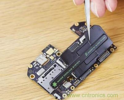 拆解黑鯊手機(jī)：多級(jí)直觸一體式液冷系統(tǒng)有什么門(mén)道？