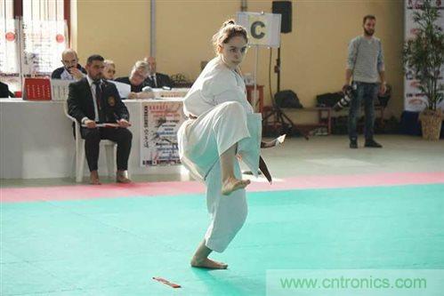 工程師將智能高科技編入時(shí)尚服裝，以幫助抑制青少年肥胖癥