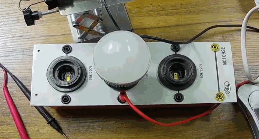 電燈泡內(nèi)通有交流電，為什么看不到燈泡在閃爍？