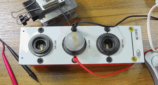 電燈泡內(nèi)通有交流電，為什么看不到燈泡在閃爍？