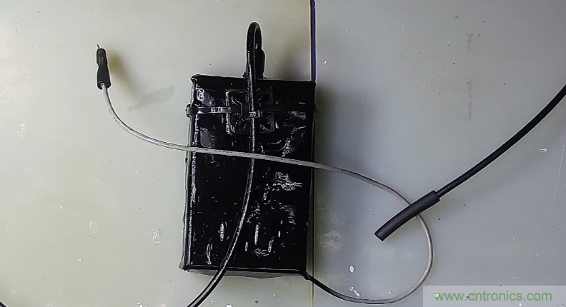 電燈泡內(nèi)通有交流電，為什么看不到燈泡在閃爍？